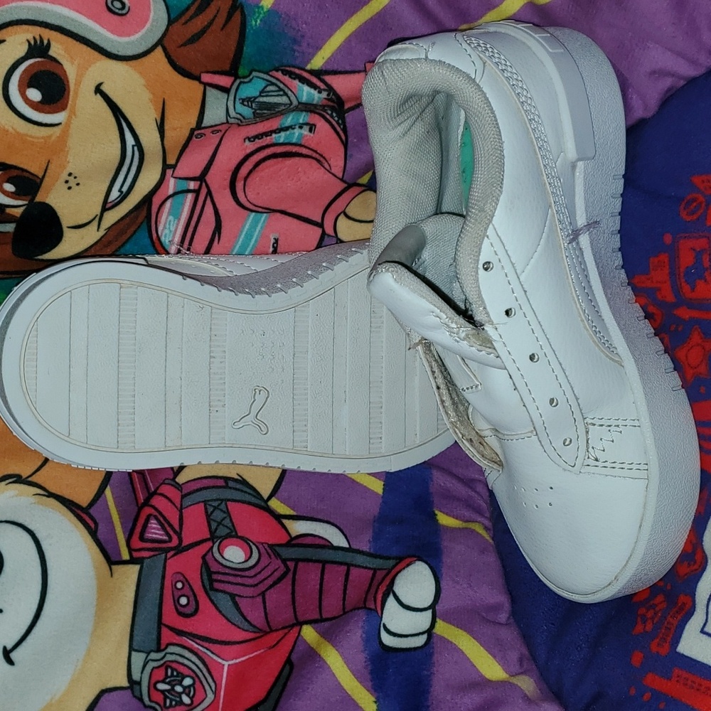 Like New girls 11c Puma white sneakers